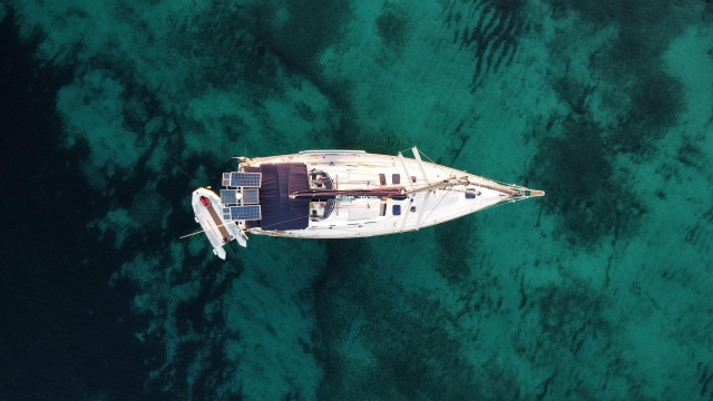 El mar ibicenco y nuestro velero