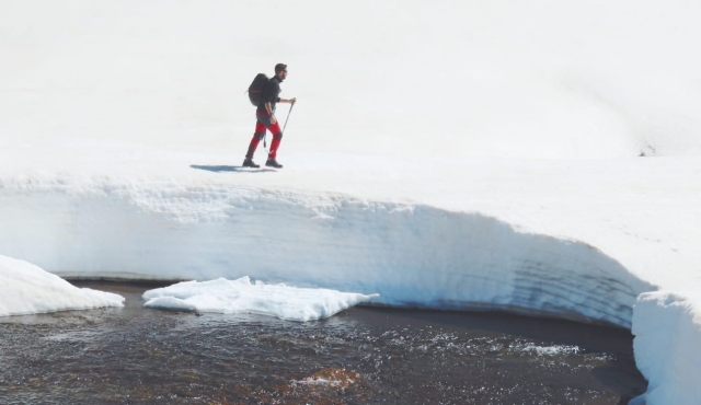 hombre paseando con raquetas de nieve