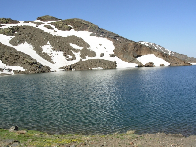 laguna virgen y un lago en primavera