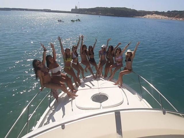  参加单身派对的女孩 