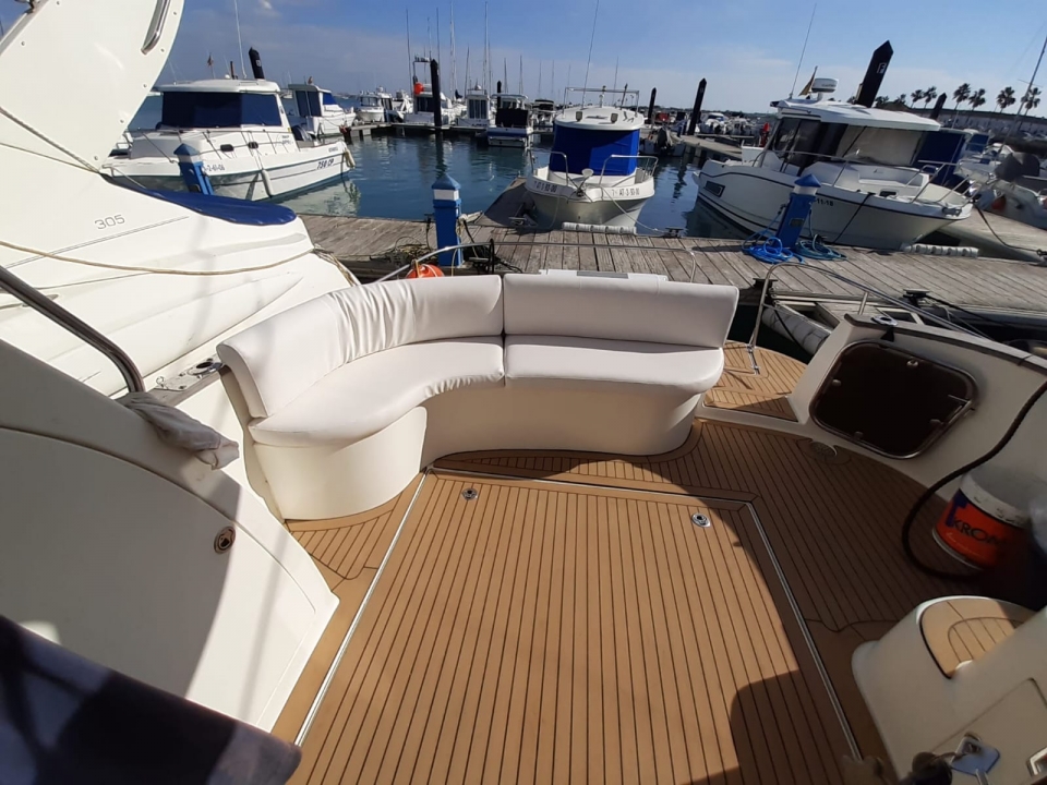  为单身派对乘船而准备的船只 