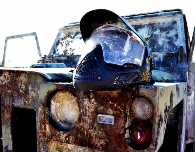 Masque sur la voiture abandonnée