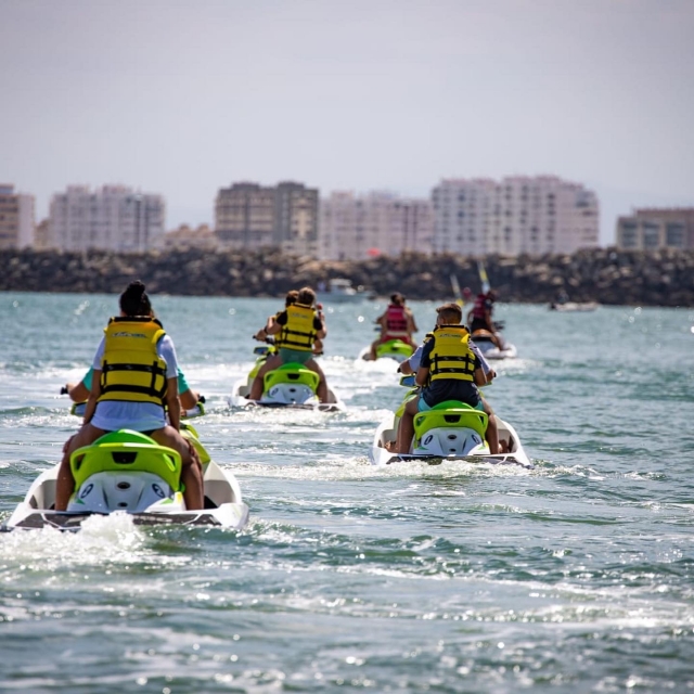  Mit den Jetskis die Küste verlassen