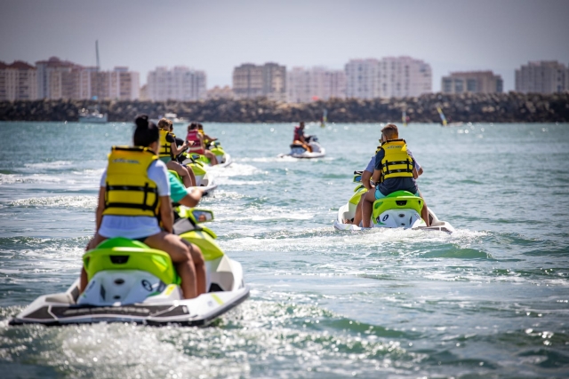  Mit den Jetskis durchs Wasser fahren