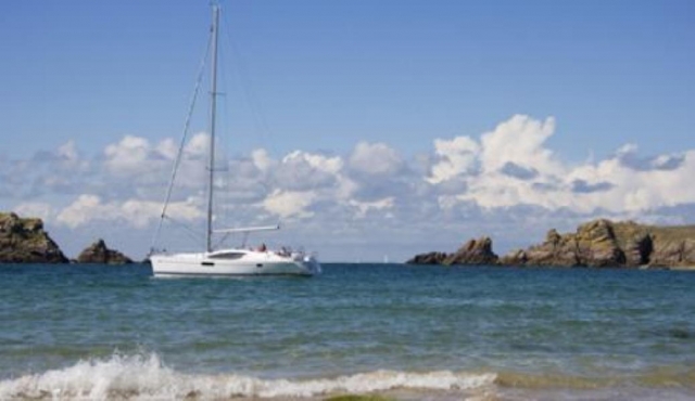 Velero fondeando frenle a la cala