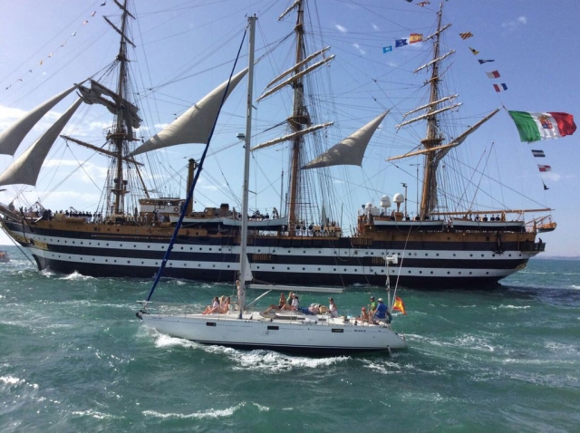 Beneteau Oceanis frente a gran embarcacion