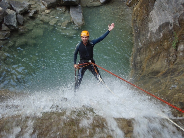 Rappel al lado de la cascada