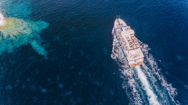 Embarcación recorriendo Menorca