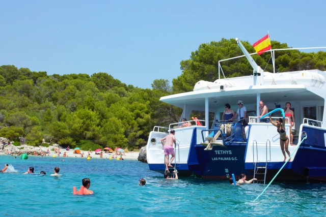 Refrescante bano en cala de Menorca