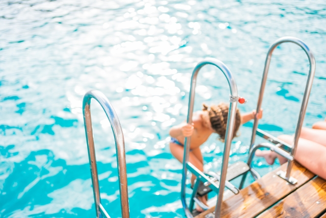 Niño subiendo al barco por la escalera de baño