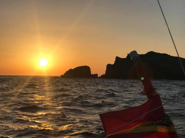  O pôr do sol no horizonte 