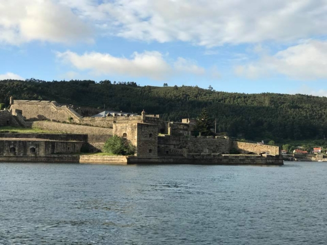  Ver a costa de Sada desde o barco 