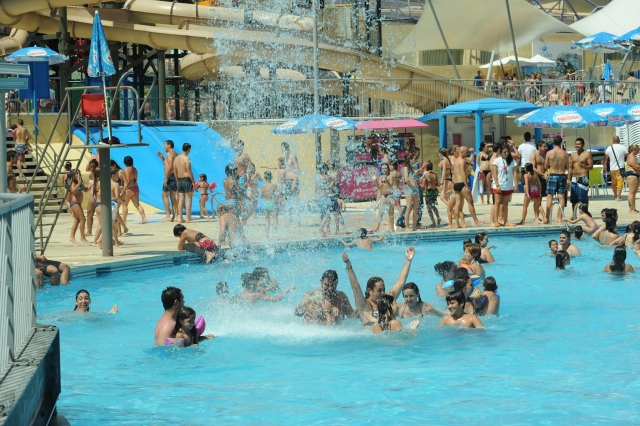  Curtindo na piscina 