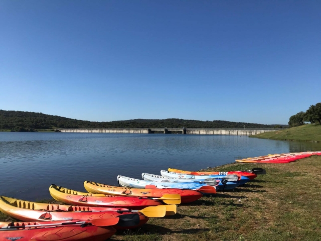  Canoes at the foot of the reservoir 