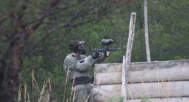 Disparando con arma de bolas