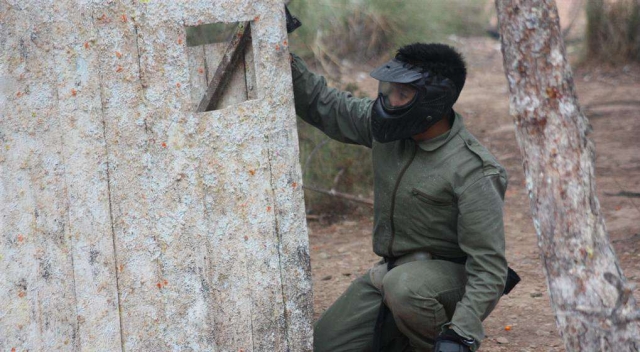 Nino tras parapeto