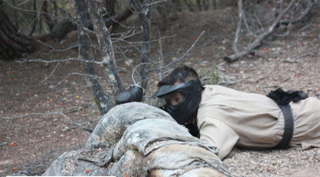  Criança mirando no adversário de paintball 