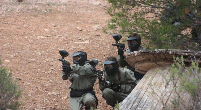  Jogo de paintball com jovens 