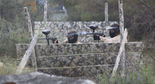  Atiradores mirando atrás da fortaleza 