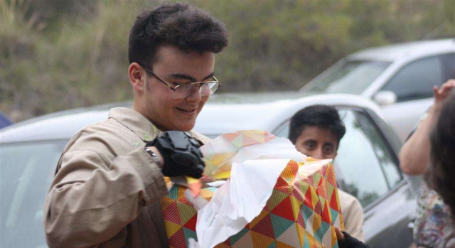 Abriendo regalo de cumple