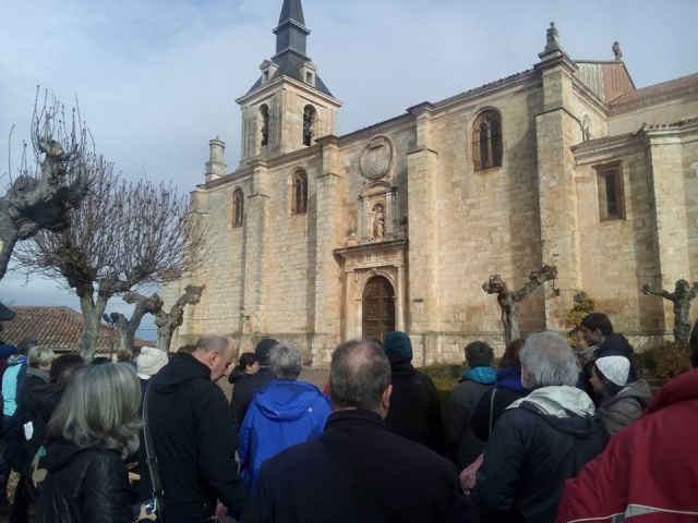  hommes et femmes dans l'église de Tolède 