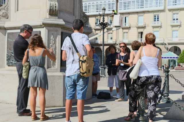 Grupo atendiendo a la guia de Coruna