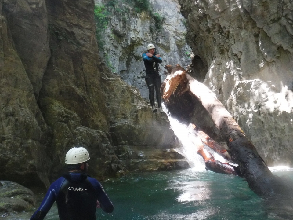 Tuffati nella piscina naturale del burrone di Aigueta Barbaneus 