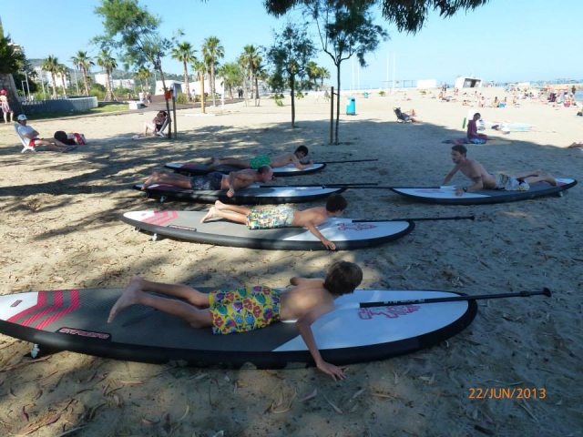 Tumbados en las tablas en la playa
