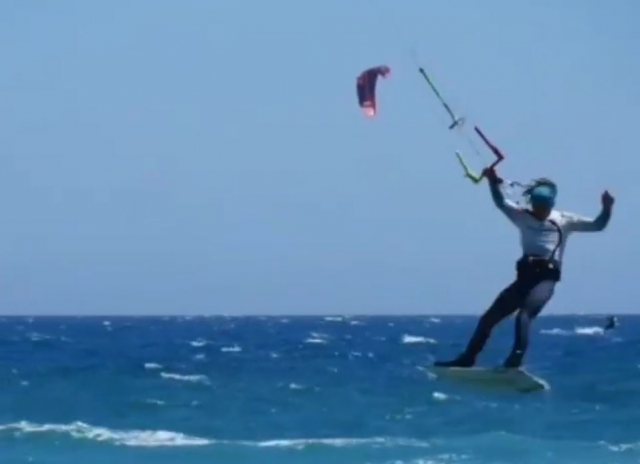 Espectacular salto con el kitesurf