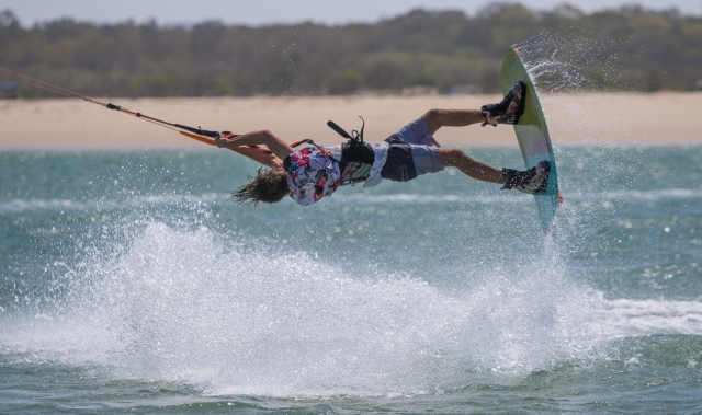 Practicando kitesurf en Almería