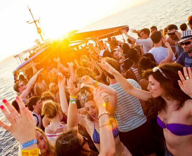  Festa no barco ao pôr do sol