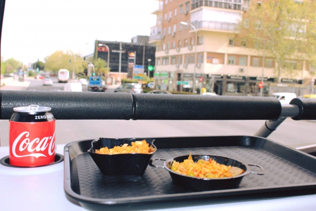 comer paella divisando Madrid