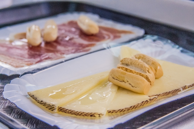 tabla de quesos y de jamon serrano