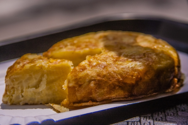 pincho de tortilla en el bus