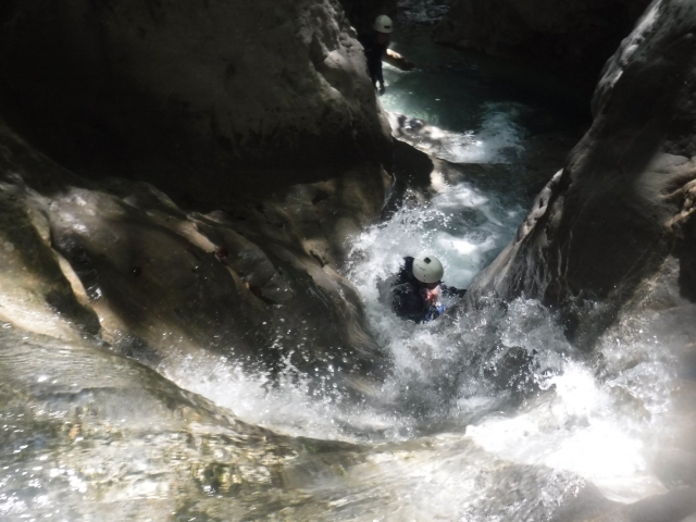 Disfruta de un descenso de barranquismo