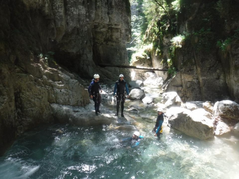 Grupo de amigos practicando barranquismo en Huesca