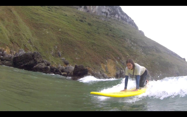 surfeando en Castro Urdiales 