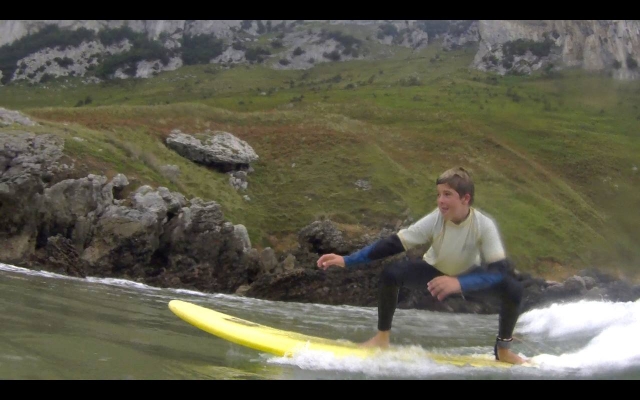un profesional del surf en castro Urdiales