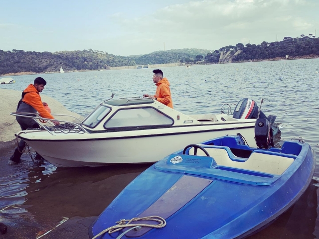 Lancha motora en el embalse de Madrid