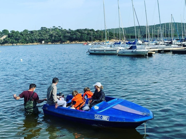 Embarcación navegando por el Embalse de San Juan