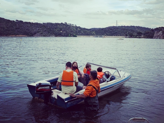 Barca a motor en el embalse de San Juan