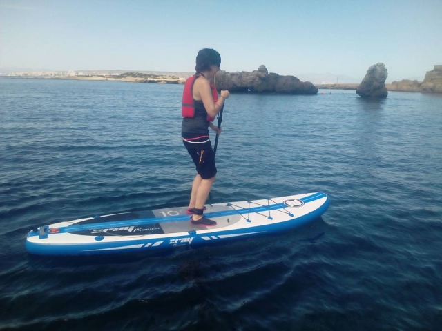 chico haciendo paddle surf