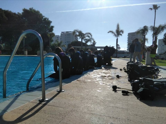  mergulho em piscina 