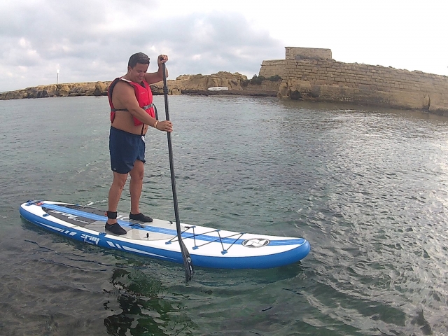 uomo paddle surf 