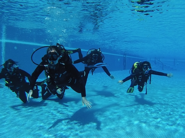  meninos mergulhando em piscina