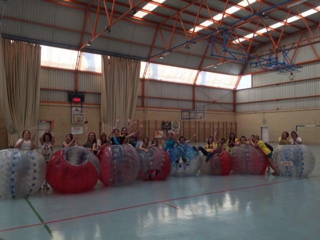 grupo de chicas jugando a zorbing