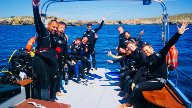 gruo de buceo finalizando el curso
