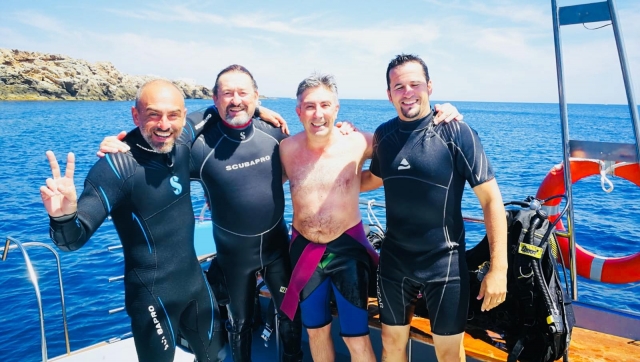 Gruppe grüßt auf dem Boot 