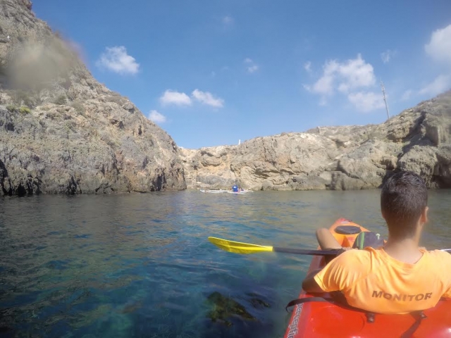  Monitorare in kayak guardando le tavole SUP sullo sfondo 