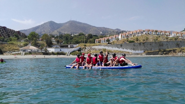  Amici su una grande tavola da paddle 